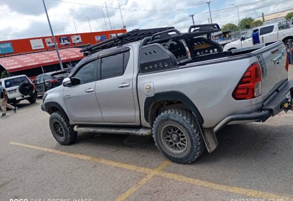 toyota hilux sr5