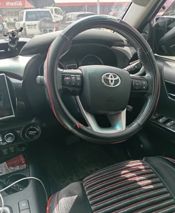 toyota hilux sr5