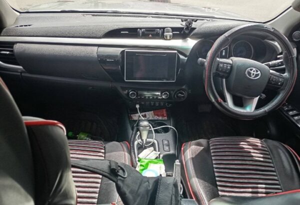 toyota hilux sr5
